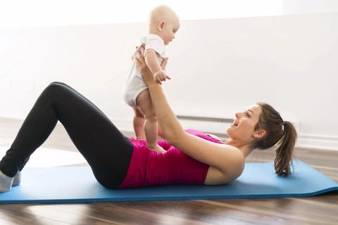 Rückbildung mit Yoga für junge Mütter und ihre Säuglinge - Yogalehrer-Weiterbildung