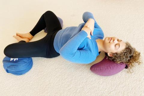 Yogatherapie und Ayurveda für Erdung und Vata-Balance