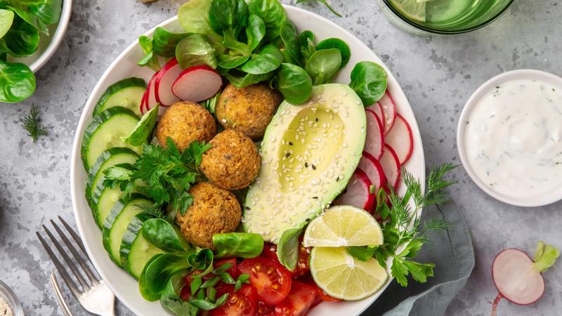 Teller mit frischem veganen Essen