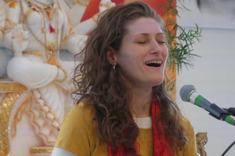 Mantra Singen und Yoga - Freude im Herzen